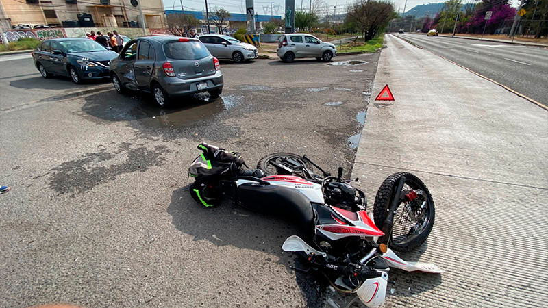 Lesionado, luego de chocar su moto con un auto en el carril confinado sobre la avenida de La Luz en Querétaro  