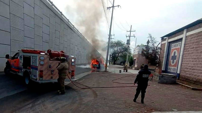 Arde camioneta sobre la carretera estatal 100 en Colón, Querétaro  