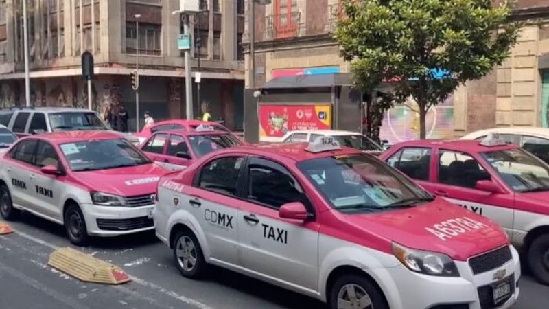 Se movilizan taxistas en la CDMX con la exigencia de aumentar la tarifa de cobro 