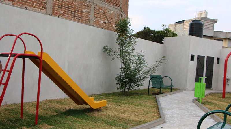 José Luis Téllez Marín, constata los trabajos realizados en el espacio público de la Calle Niños Héroes.