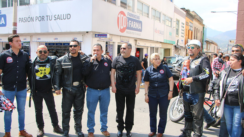 José Luis Téllez Marín, dio el banderazo de salida a los participantes en la XX Caravana Motociclista de Don Mundo por el País de la Monarca