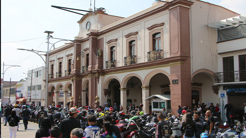 José Luis Téllez Marín, dio el banderazo de salida a los participantes en la XX Caravana Motociclista de Don Mundo por el País de la Monarca