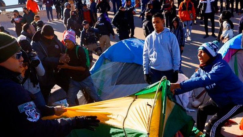 Policía Municipal desaloja a migrantes que acampaban en Ciudad Juárez 