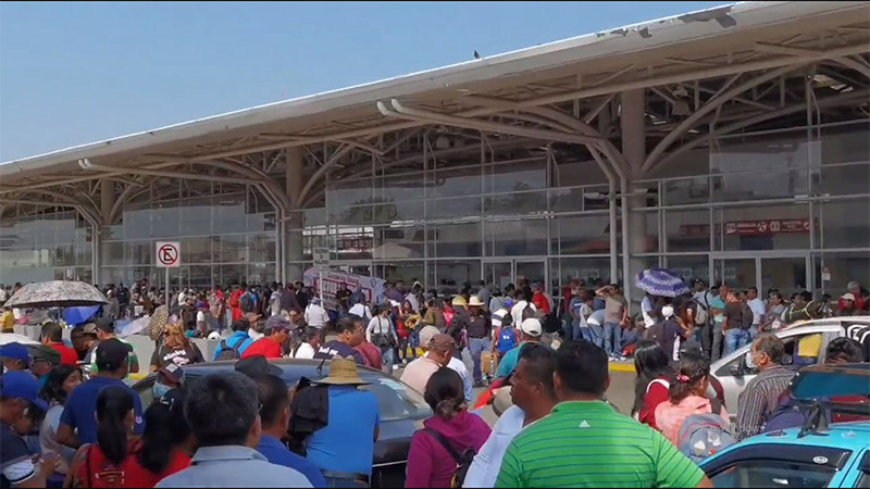 Maestros de la CNTE toman terminal aérea y de autobuses en Oaxaca 