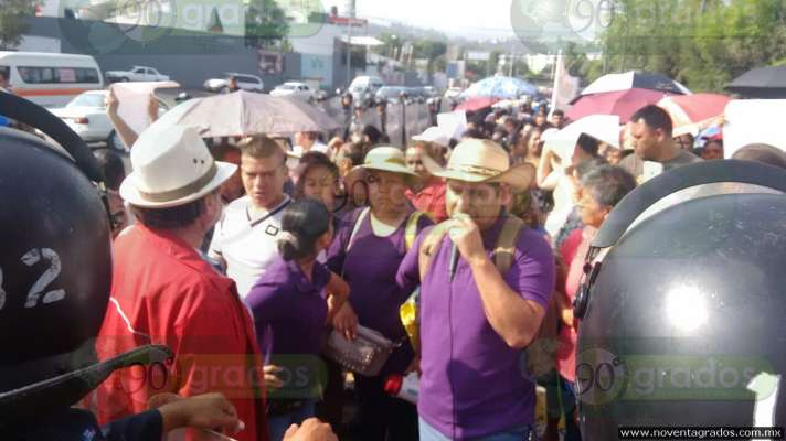 Padres de familia se manifiestan en Morelia - Foto 1 