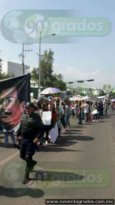 Padres de familia se manifiestan en Morelia - Foto 2 