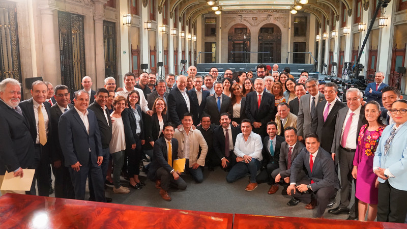 López Obrador se reúne con gobernadores morenistas en Palacio Nacional 