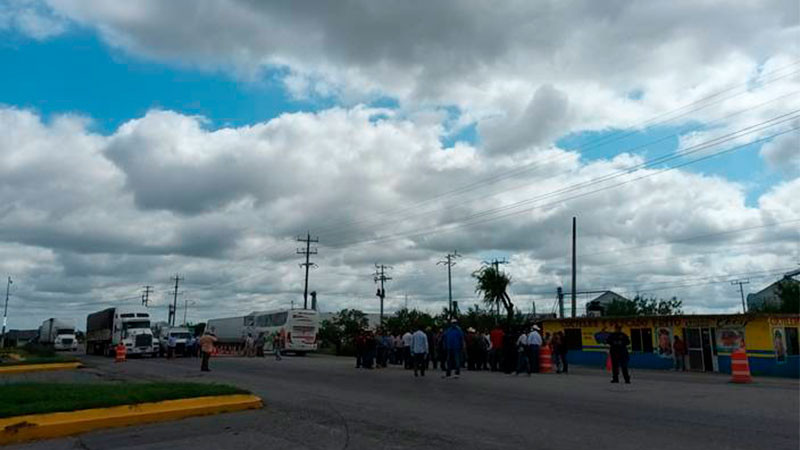 Bloquean agricultores de sorgo carretera en San Fernando, Tamaulipas; exigen precio justo  