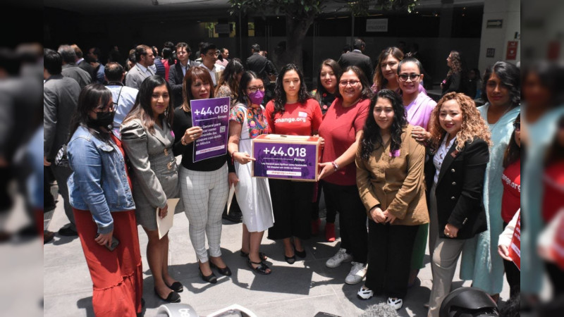 La saxofonista María Elena Ríos presentó iniciativa de Ley para tipificar como feminicidio los ataques con ácido