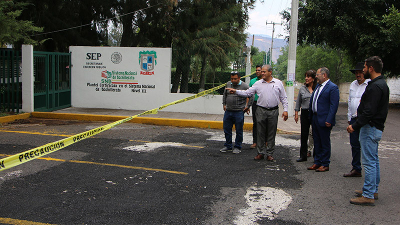 José Luis Téllez Marín constató los trabajos de bacheo en el acceso del CBTF No.6 