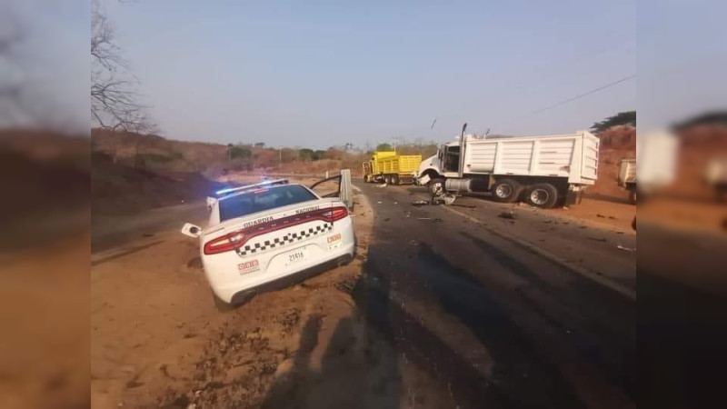 Se estrella patrulla de la GN contra camiones de volteo, en Marquelia, Guerrero 