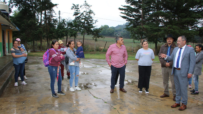 José Luis Téllez Marín visita la primaria José Ma. Morelos de los Pozos, para conocer sus necesidades.