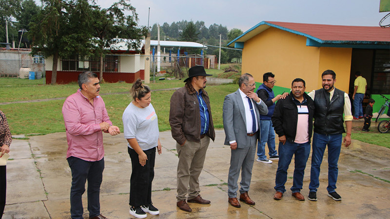 José Luis Téllez Marín visita la primaria José Ma. Morelos de los Pozos, para conocer sus necesidades.