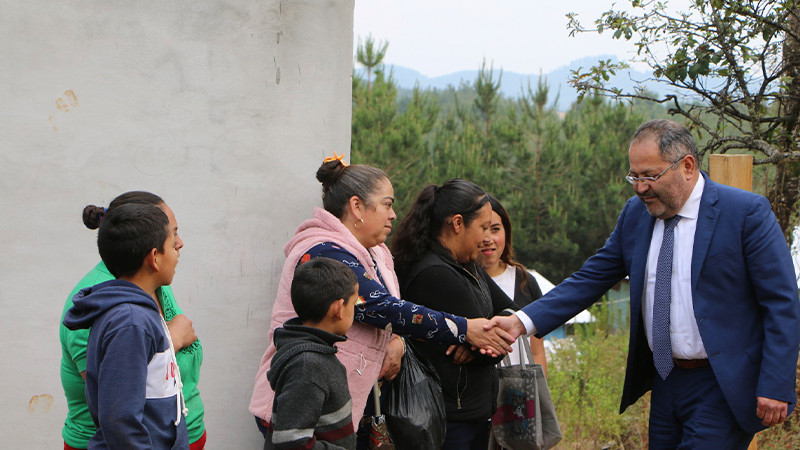 José Luis Téllez Marín entrego Teja de Cartón a familias de escasos recursos de la localidad de Cuitzillos.