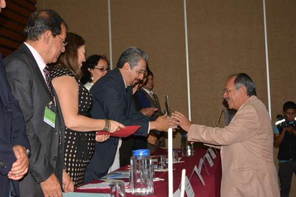 En las instituciones educativas debe mantenerse la pasión por la ciencia, dice el rector de la UMSNH - Foto 0 
