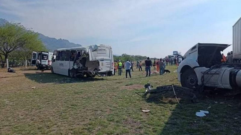 Un muerto y varios heridos deja choque entre tráiler y camión de personal en San Luis Potosí 