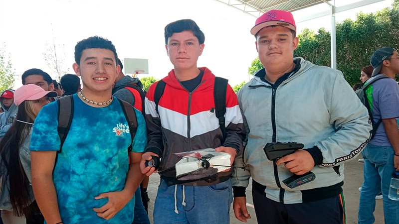 Logran 4 medallas de oro alumnos del Cecytem en competencia de mecatrónica 