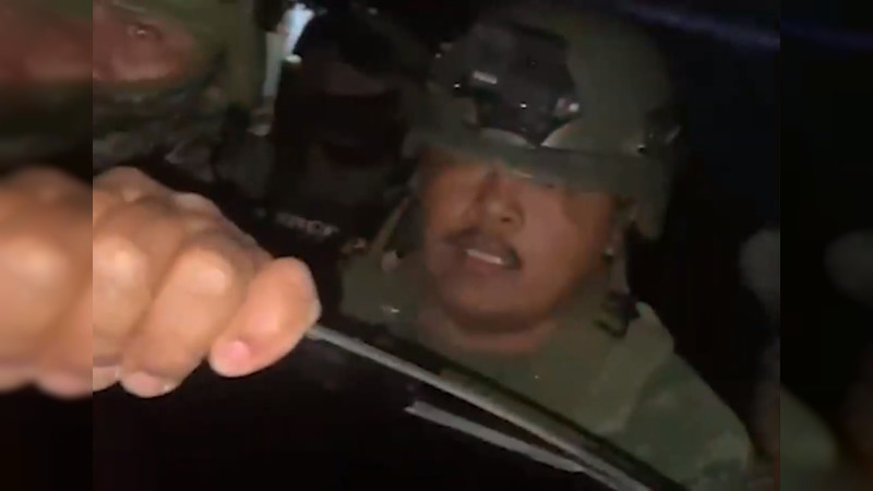 Militares encañonan a policías municipales en Peribán, Michoacán 