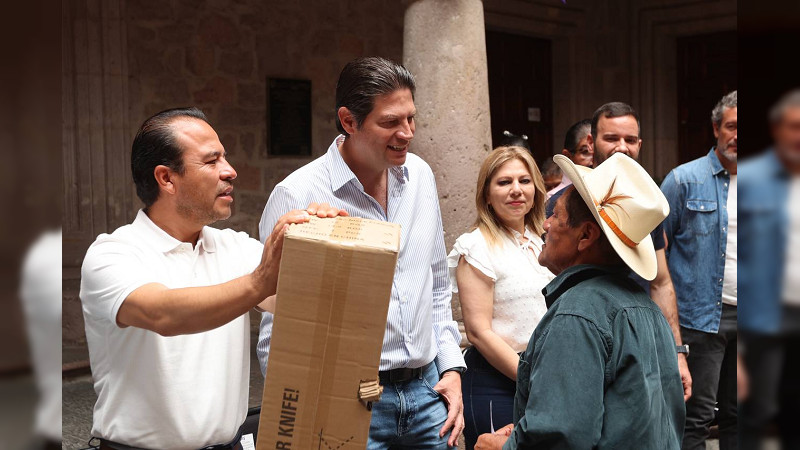 Compromiso cumplido: Alfonso Martínez entrega apoyos a comerciantes del "Mercado Independencia"