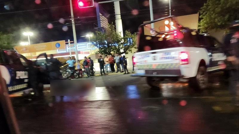 Motociclistas chocan contra patrulla de Seguridad Pública en Celaya, Guanajuato  