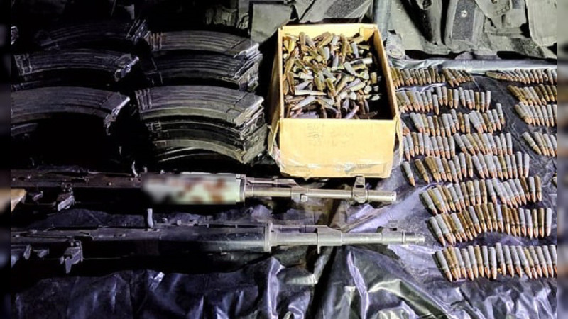En Jalisco aseguran armas largas y más de mil cartuchos útiles dentro de vehículo abandonado 