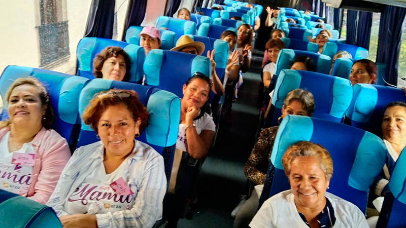 Festejan a 94 mamás y cumplen sueño de conocer Morelia  