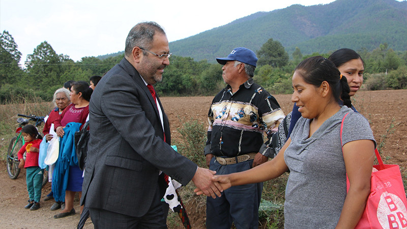 José Luis Téllez Marín entrega material subsidiado a familias que lo requieren en Ciudad Hidalgo 