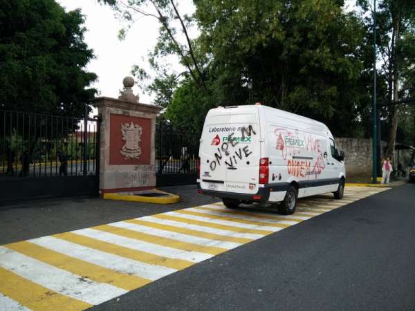 Bloquean normalistas acceso a la Casa de Gobierno de Michoacán - Foto 0