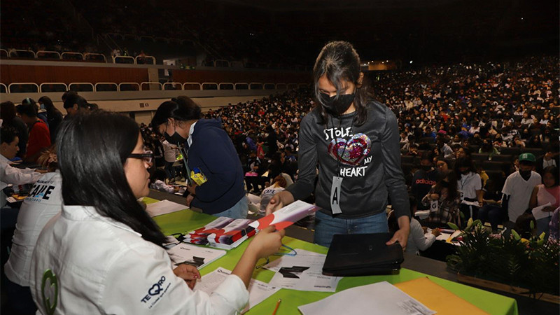 Estudiantes de secundaria reciben becas en Querétaro  