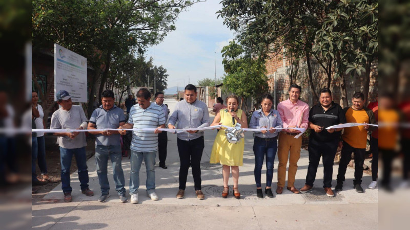 Elia Milán inaugura calle en la cabecera municipal de Cuitzeo 