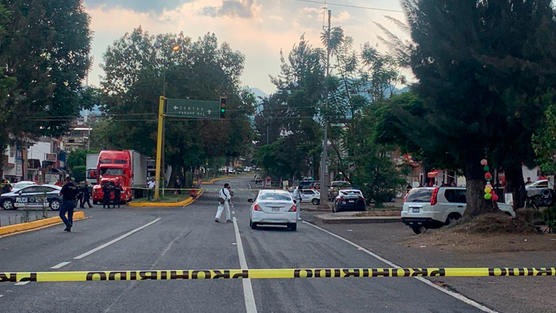 Asesinan a taxista en un semáforo, en Uruapan