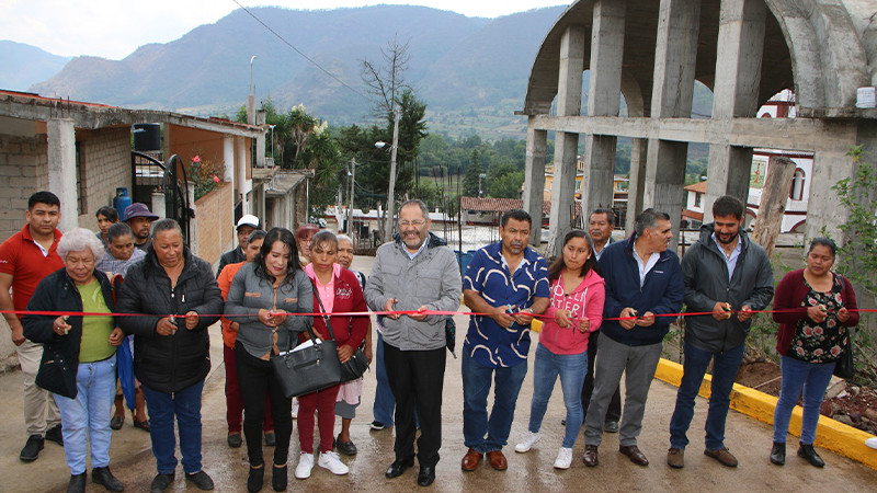José Luis Téllez Marín, inauguró la pavimentación de la calle sin nombre de la localidad de San Bartolo Cuitareo