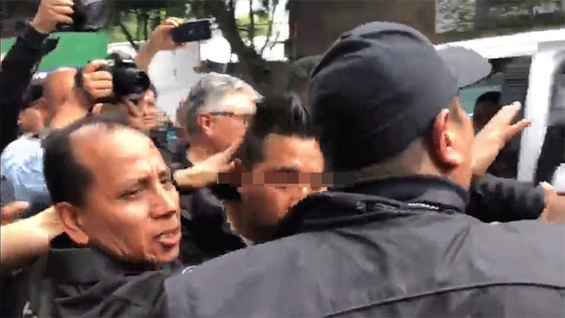 Golpean a hombre que arrojó a perrito en aceite hirviendo, en Tecámac 