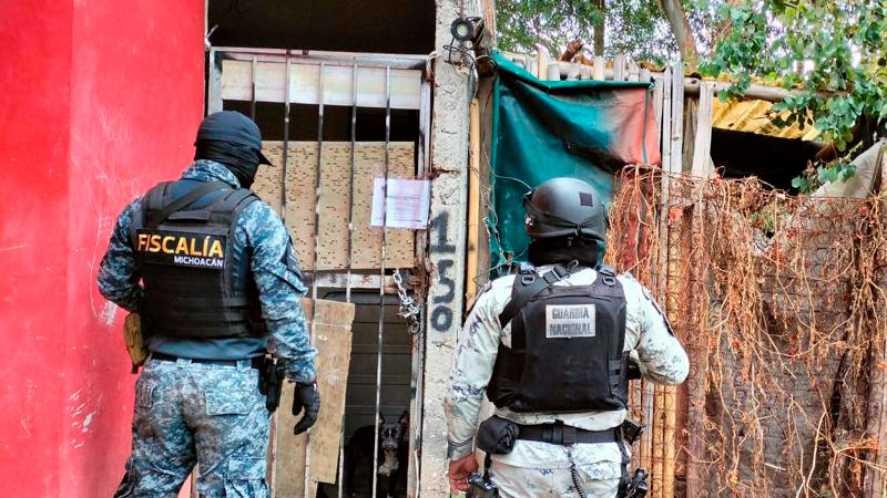 Morelia: Agentes de la Fiscalía “revientan” casa en tenencia Morelos, detienen a dos y aseguran drogas 