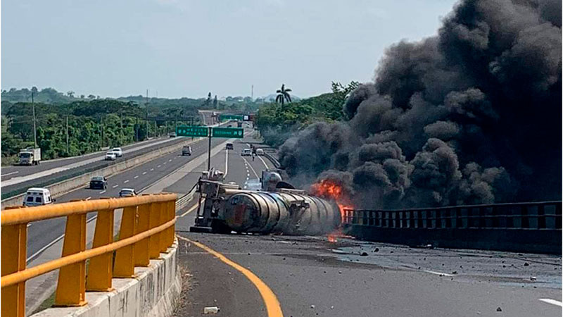 Vuelca pipa cargada con gasolina en la autopista México-Tuxpan 
