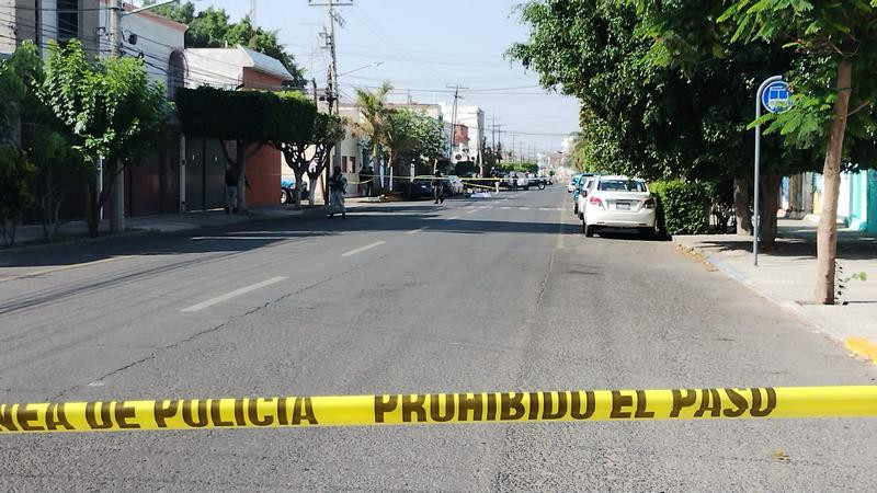 Sujetos armados atacan a padre e hija que viajaban en una motocicleta, en Celaya