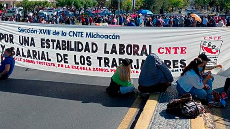 Caravana de Trabajadores de la Educación llega a Morelia con dirección a Palacio de Gobierno 
