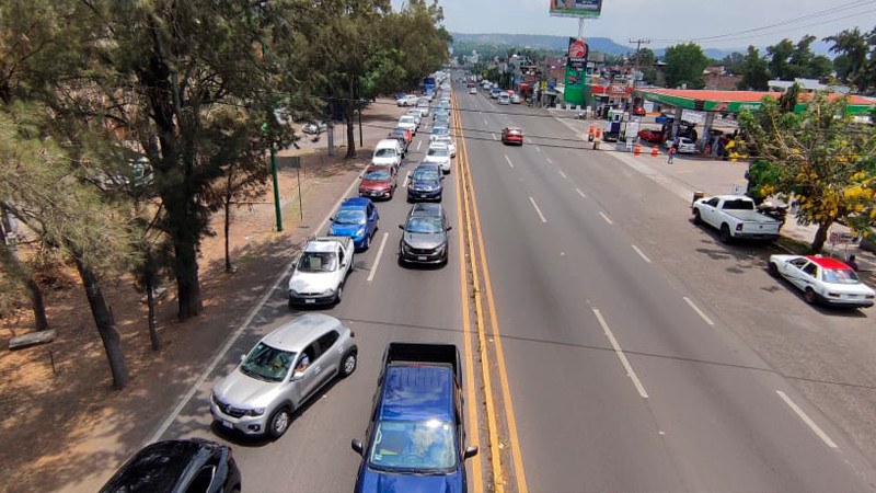 Caravana de Trabajadores de la Educación llega a Morelia con dirección a Palacio de Gobierno 