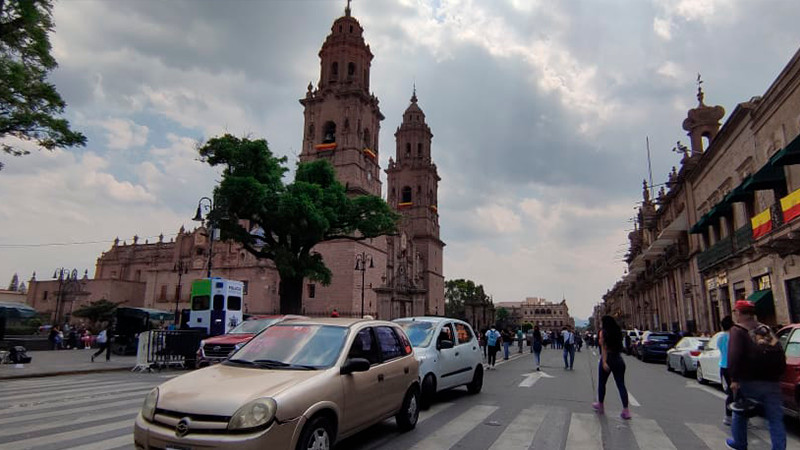 Trabajadores de la educación llegan a Palacio de Gobierno en Morelia  