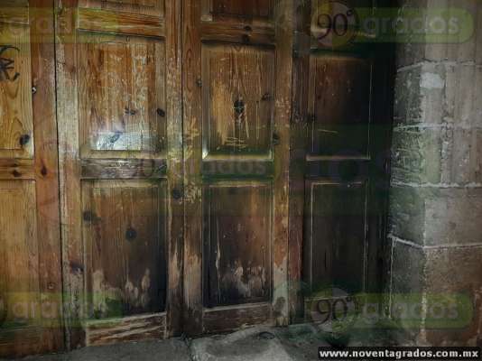 Queman puerta del Palacio de Gobierno de Michoacán - Foto 0 