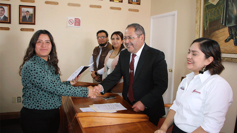 José Luis Téllez Marín, entrega créditos de Sí financia a Micro y pequeñas empresas del Municipio 