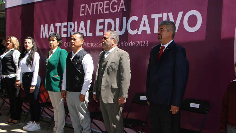 Téllez Marín, acompañado de funcionarios estatales, hace entrega de material educativo en beneficio de los niños y niñas del municipio