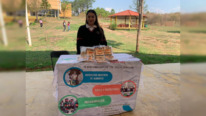 Alumna del Cecytem gana segundo lugar en competencia de emprendedores  