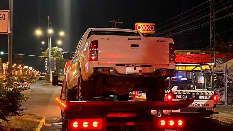 En Morelia, Michoacán detienen a dos sujetos con camioneta robada