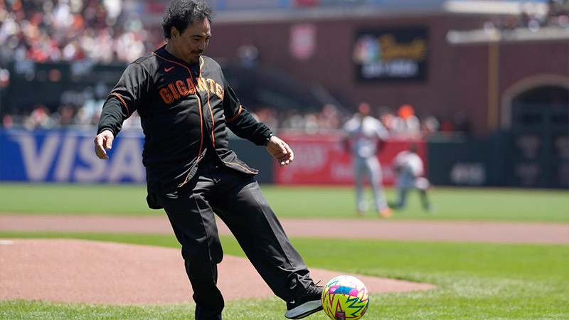 El exfutbolista Hugo Sánchez patea la primer bola en juego de Ligas Mayores entre Giants y Orioles 