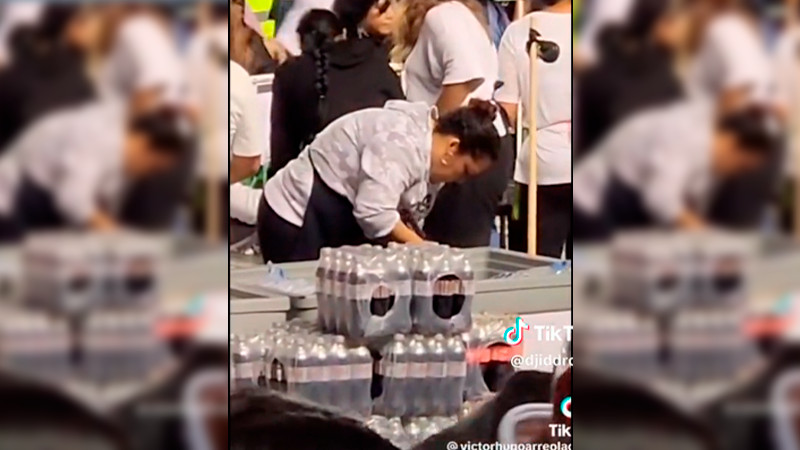 Exhiben a vendedora de cerveza rellenar vaso con "sobras" de botellas de cerveza en Concierto del Buki en Querétaro  
