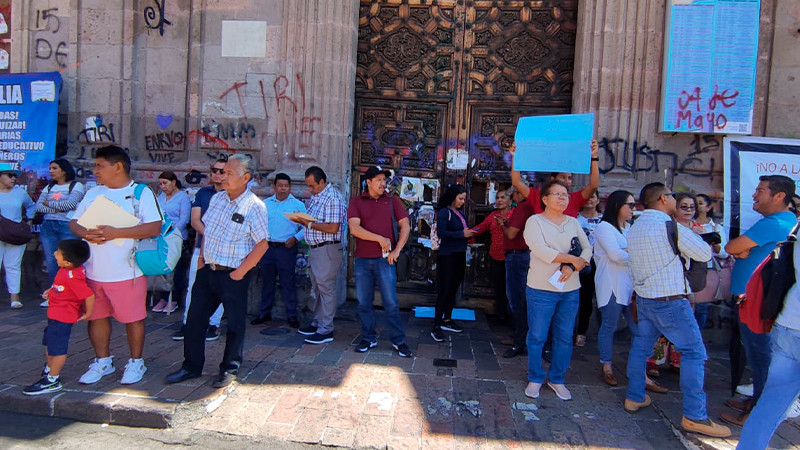 Supervisores y directores se manifiestan por déficit de docentes en aulas de nivel básico en Michoacán 