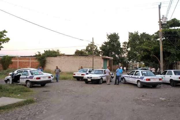 Sujeto armado asalta a dos taxistas, en Apatzingán, Michoacán 