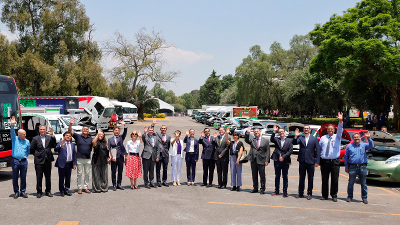 Sheinbaum reta a estudiantes del IPN a diseñar mototaxi de bajo costo 