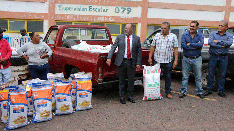 José Luis Téllez Marín, entrega 100 toneladas de fertilizante y 65 sacos de semilla mejorada, a productores agrícolas del municipio